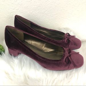 EUC Bandolino Wine Brushed Faux Suede Pumps w/Bows